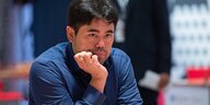 Nakamura schaut nachdenklich auf seine Schachfiguren