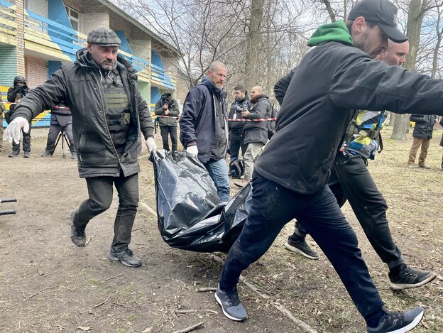 Mehrere Männer transportieren eine Leich in einem schwarzen Sack Mehrere Männer transportieren eine Leich in einem schwarzen Sack