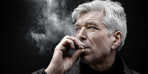 Porträt des Schriftstellers Karl Ove Knausgård mit Zigarette