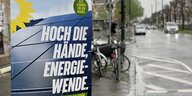 Wahlplakat mit Aufschrift: Hoch die Hände, Energiewende an Straßenkreuzung