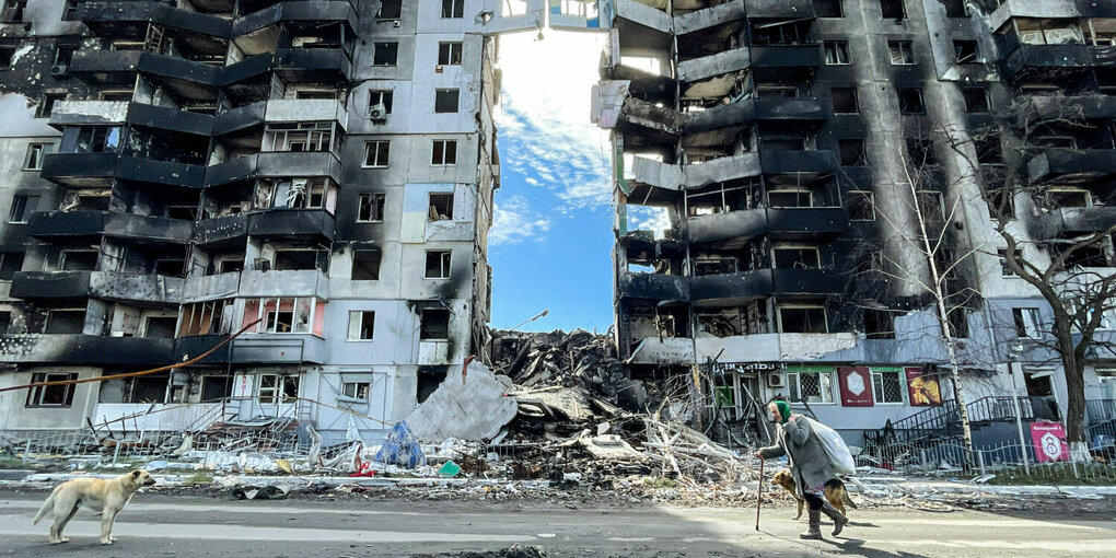 ein zerstörtes Wohnhaus, durch die TRümmer hindurch blickt man auf den Himmel