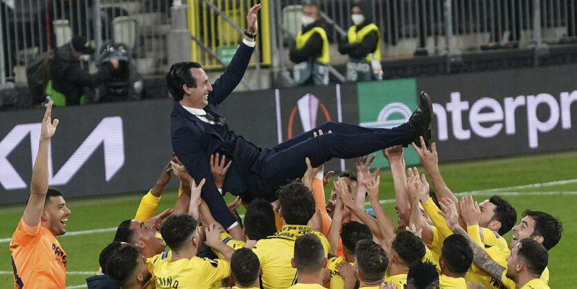 Der Mathematiker: Unai Emery wird von seinen Spielern auf Händen getragen.