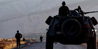 türkische Soldaten auf einem Panzer im Kurdengebiet in der Südosttürkei