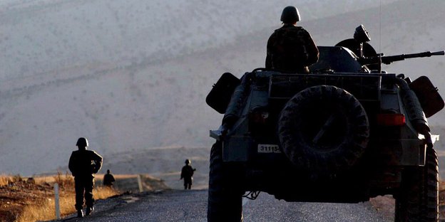 türkische Soldaten auf einem Panzer im Kurdengebiet in der Südosttürkei