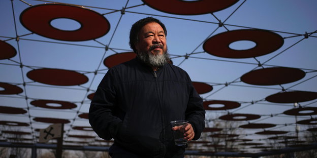 Ai WeiWei bei einem Spielplatz in Peking