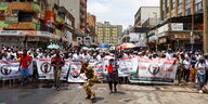 Mitglieder der südafrikanischen Anti-Migranten-Gruppe demonstrieren auf der Straße