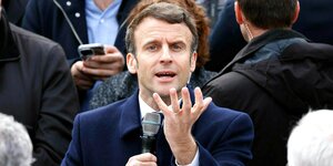 Emmanuel Macron spricht während einer Wahlkampftour
