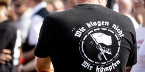 Neonazi-T-Shirt-Aufdruck von hinten: "Wir klagen nicht, wir kämpfen"