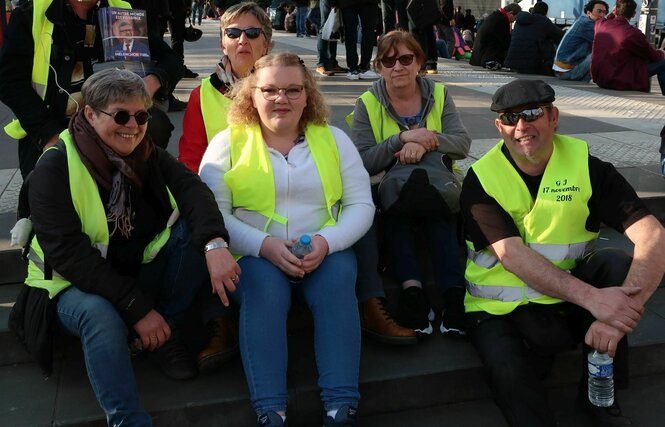 Menschen in gelben West