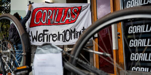Protest vor einer Gorillas Niederlassung