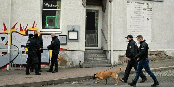 Polizisten stehen vor der Gaststätte Bull`s Eye