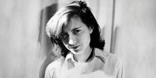 Schwarzweißporträt der jungen Patricia Highsmith