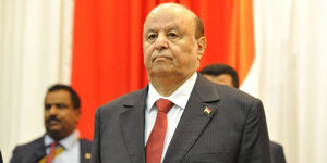 Präsident Hadi (mit Glatze) im Anzug mit Krawatte
