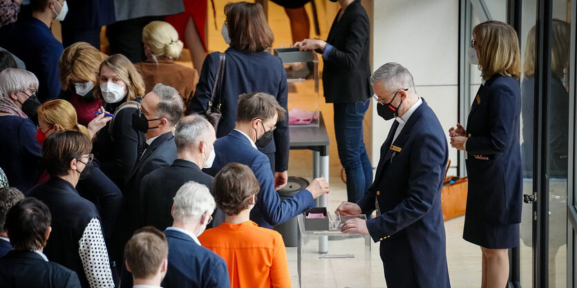 Abgeordnete im Bundestag bei der Abstimmung.