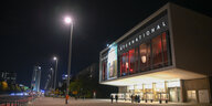 Außenansicht vom Kino International in der Karl-Marx-Allee am Abend