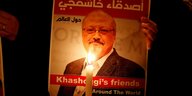 Ein Demonstrant hält ein Plakat mit einem Bild von Jamal Khashoggi