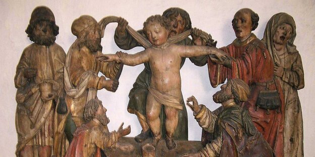 Holzfigurengruppe aus Kirche die darstellen wie das Kind erwürgt und erdolcht wird