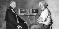 Gerd Conradt und Hardt-Waltherr Hämer sitzen vor Videomonitoren.