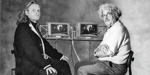 Gerd Conradt und Hardt-Waltherr Hämer sitzen vor Videomonitoren.
