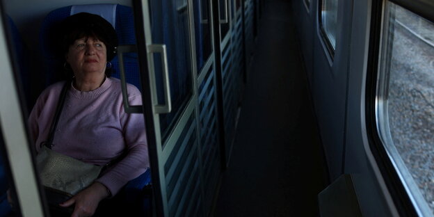 Eine 60jährige Frau aus Saporischschja im Zug nach Polen