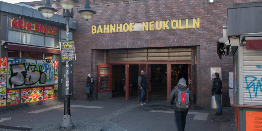 Eingang zum S-Bahnhof Neukölln