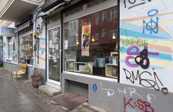 Mariela Nagles internationale Kinderbuchhandlung Mundo Azul in Prenzlauer Berg von außen fotografiert