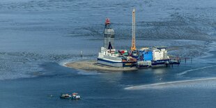 Blick auf das Ölfeld Mittelplate mit der gleichnamigen Bohr- und Förderinsel Mittelplate A der RWE und der Wintershall Holding GmbH in der Nordsee im Bundesland Schleswig-Holstein