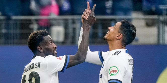 Die HSV-Spieler Bakery Jatta und Robert Glatzel feiern ein Tor mit gemeinsam in die Höhe gereckten Zeigefingern