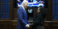 Joe Biden, Präsident der USA, umarmt die für den Obersten Gerichtshof nominierte Richterin Ketanji Brown Jackson, während sie die Abstimmung des Senats über ihre Bestätigung im Roosevelt Room des Weißen Hauses verfolgen