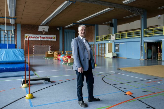 Bürgermeister Gerd Radisch steht in der Turnhalle, die zum Katastrophenschutzzentrum werden soll