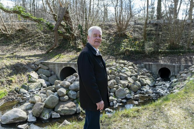 Gerd Radisch am Kiebitzbek. Hier wurde seine Gemeinde wegen Hochwassergefahr aktiv