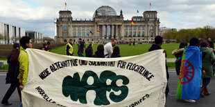 Menschen auf einer Demonstration mit einem Banner