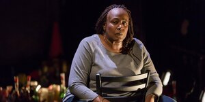 Dael Orlandersmith sitzt auf einem Stuhl