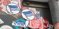 Aufkleber von Hertha und Union an einem Straßenschild