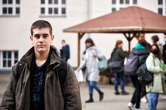 Ein Schüler auf dem Schulhof