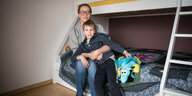 Eugenia K. – Spitzname Zhenya – und ihr Sohn Yeghor in ihrem Zimmer im Haus der Gastfamilie