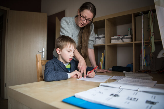 Eugenia K. und ihr Sohn Yeghor beim Hausunterricht