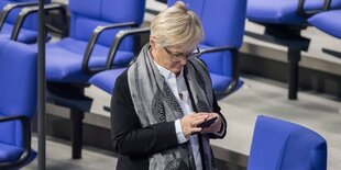 renate künast schuat auf ihr Smartphone