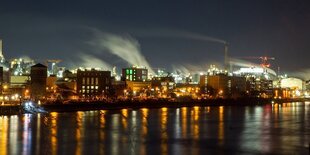 Die BASf in Ludwigshafen, Industrieanlage bei nacht