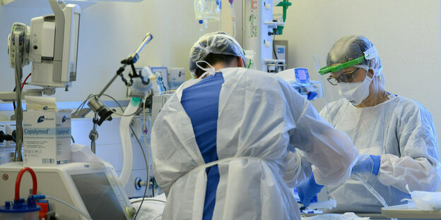 Intensivpflegerinnen sind in Schutzkleidungen auf der Intensivstation