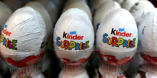 Eine Reihe von Kinder Surprise Eiern