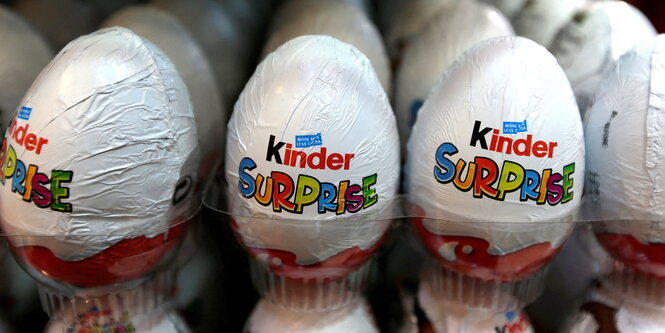 Eine Reihe von Kinder Surprise Eiern