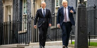 undeskanzler Olaf Scholz (SPD -l) geht nach den Gesprächen neben Boris Johnson, Premierminister von Großbritannien, zu einer Pressekonferenz vor dessen Amtssitz in Downing Street NO.10.