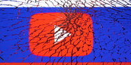 YouTube Logo auf russischer Flagge durch zerbrochenes Glas