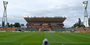 Leeres Jahnstadion unter Wolken