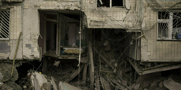 Charkiw: Ein durch Beschuss des russischen Militärs schwer beschädigtes Haus
