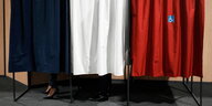 Vorhänge vor Wahlkabinen in blau-weiß-rot
