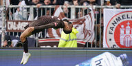 Daniel-Kofi Kyereh vom FC St. Pauli macht nach seinem Tor zum 1:0 gegen Werder Bremen einen Rückwärtssalto