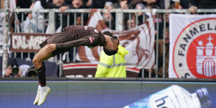 Daniel-Kofi Kyereh vom FC St. Pauli macht nach seinem Tor zum 1:0 gegen Werder Bremen einen Rückwärtssalto