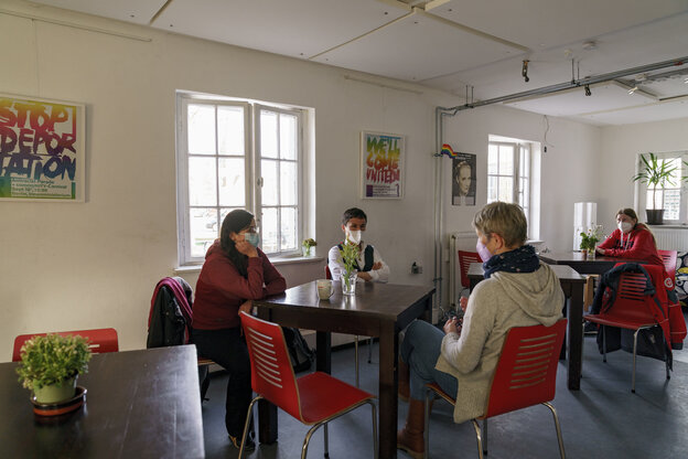 Vier Frauen sitzen in einem improvisierten Café Vier Frauen sitzen in einem improvisierten Café